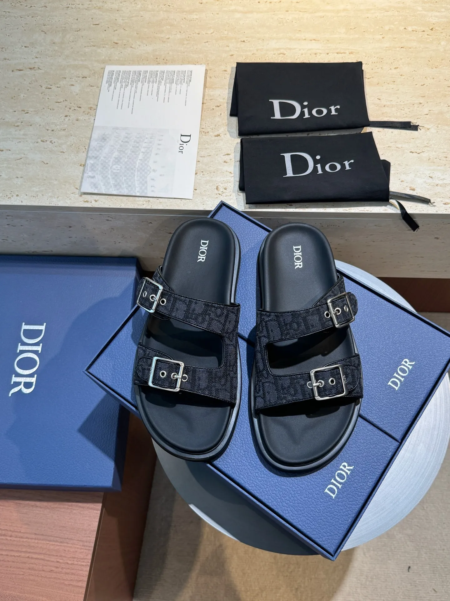 Factory price: 320💰Djia Aqua men's slippers and sandals, Dior's Aqua sandals are elegant and casual. The cross-strap design is reinterpreted in CD Diamond canvas, inspired by the brand's archives. Finished with a branded logo and tonal notch sole, they can be worn easily with shorts or jeans for a sophisticated look. Size:39-44(38 45 customized)